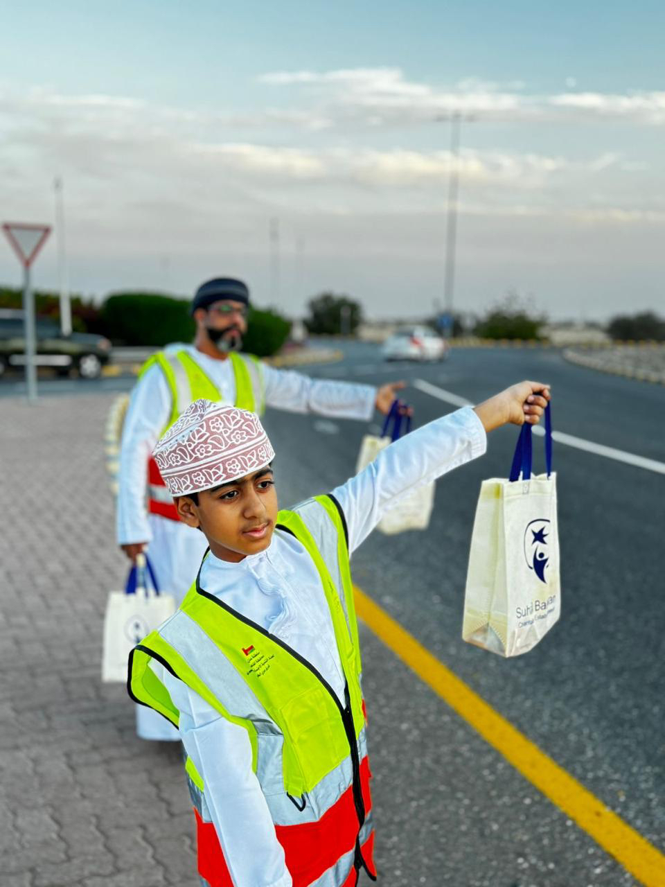 توزيع إفطار صائم على الطريق